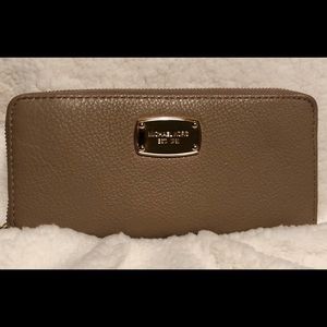 Michael Kors Continental Wallet